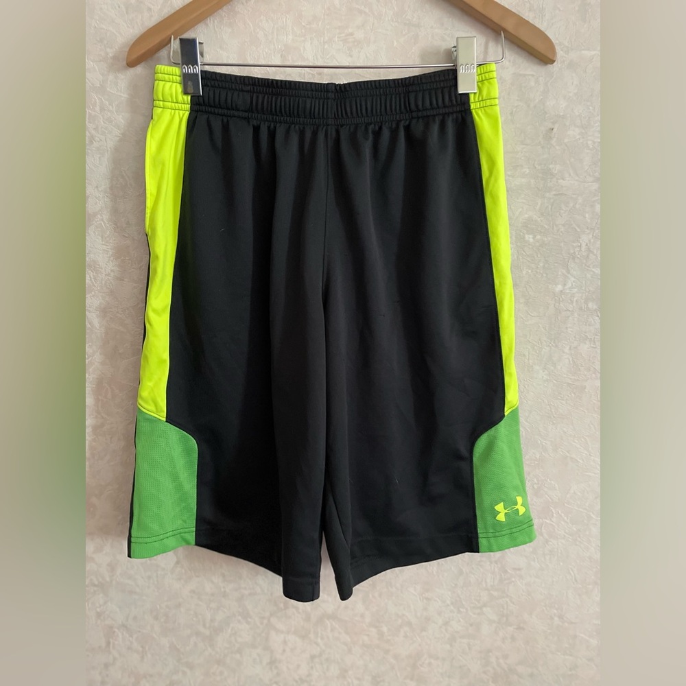 Under Armour boys youth extra large black / green / yellow athletic shor…